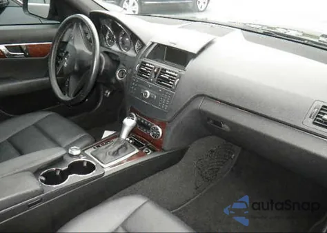 2009 Mercedes-Benz C300 z USA, uszkodzony, nr VIN WDDGF54X19R079744